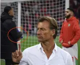 معتقدات وإرباك .. رونار يتحدث عن واقعة "فوطة" نهائي كأس الأمم الإفريقية